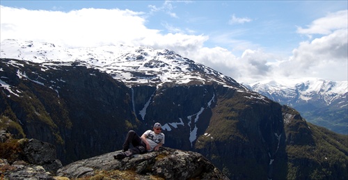 oddych v Hardangervide, v pozadí vodopád Nosi s 400 m. spádom