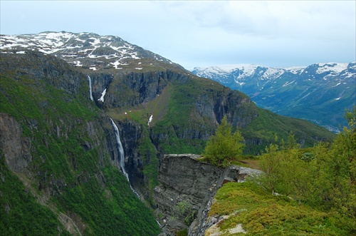 pohlad na vodopád Skrikjo a Middagsnuten 1 078 m.n.m., v pozadí