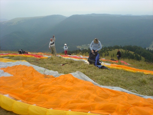 rozbalené padáky na Donovaloch