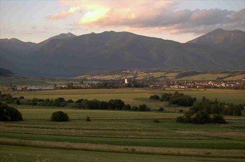 hrebeň Západných Tatier a dedina Bobrovec
