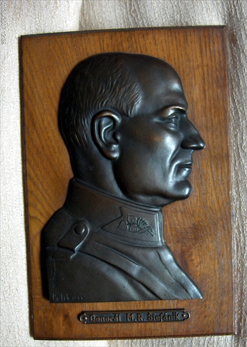 Pelikán: Gen. M. R. Štefánik (bronz na dreve) (32x21)