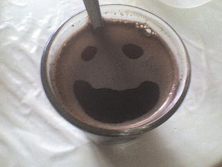 káva v pohári, úsmev na tvári