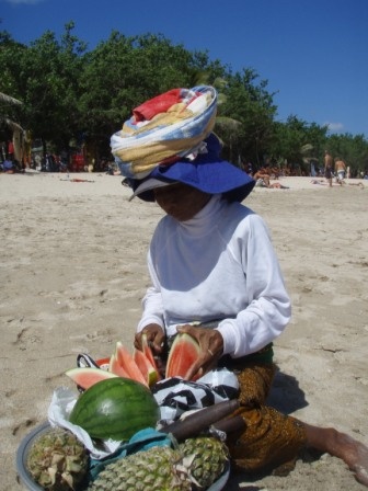 Domorodkyna predava ovocie