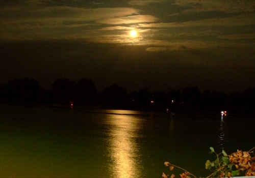 Mesiac nad jazerom