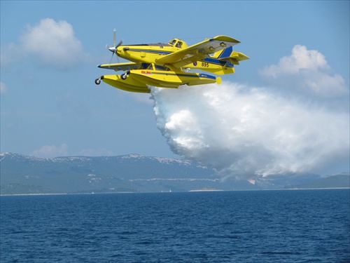 lietadlo vypúšťa vodu do mora