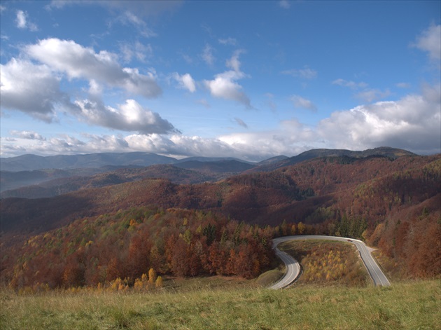 Jesenný pohľad z Dobšinského kopca na Slovenské rudohorie