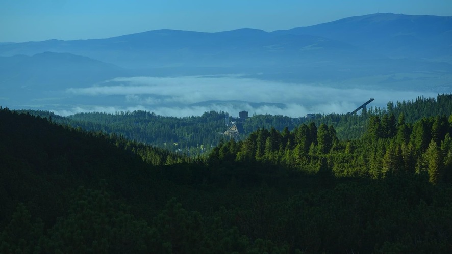 Pohľad na Štrbské pleso a Nízke Tatry ( Predná  a Kráľova  hoľa)