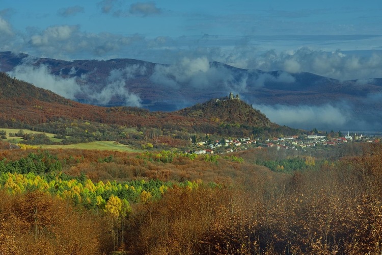 Pohľad  na Slanecký hradný  vrch 🍂
