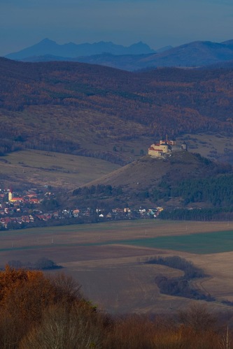 Pohľad z planiny Horný vrch na hrad Krásna Hôrka a Tatry🍂