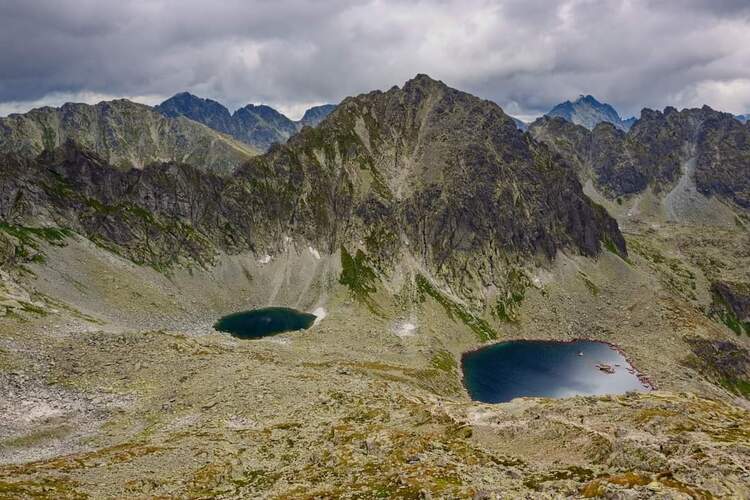 Okrúhle  a Capie pleso v uzávere Mlynickej doliny