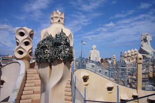 Barcelona - impozantní "vojaci" na streche domu La Pedrera