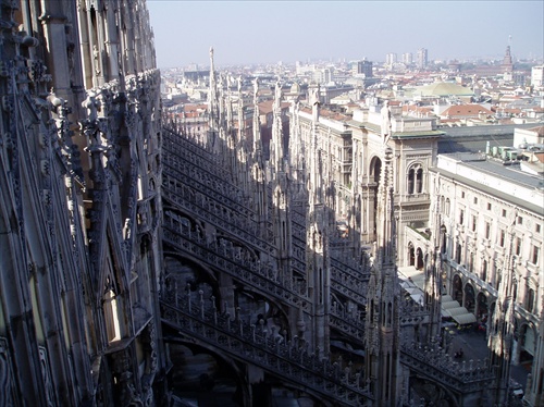 Miláno zo strechy Duomo