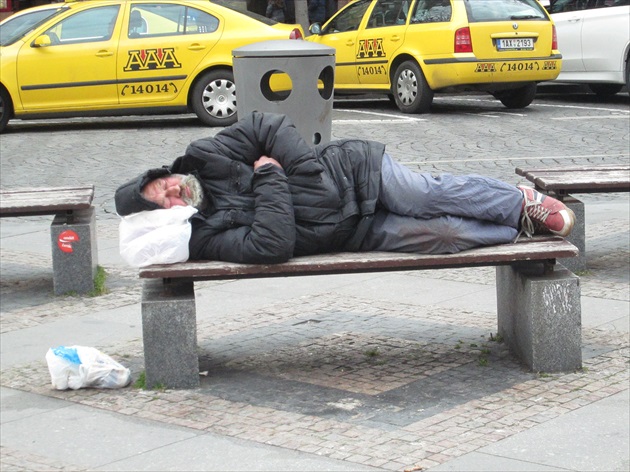 Bezdomovovec v Prahe na Václavskom námesti