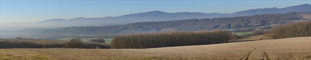 Inovec-panorama fotená z ruky telezoomom skladaná z 18 fotiek.