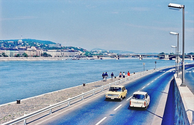 Luxusný Trabant a Žiguli sa míňajú na pobreží Dunaja