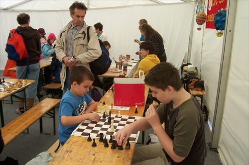 Mladí šachisti pod šiatrom na Hlavom námestí