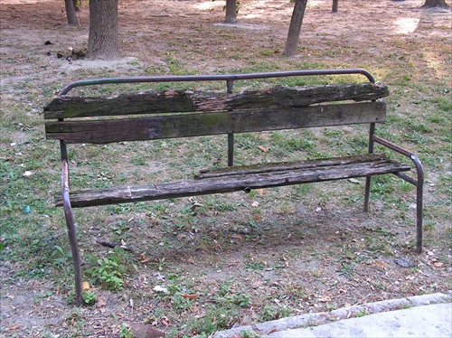 smutná opustená lavička :-(