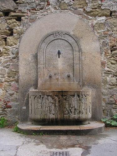 Brunnen an der Burgummauerung