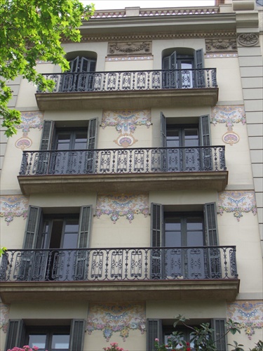 Maľované ozdoby okolo balkónov