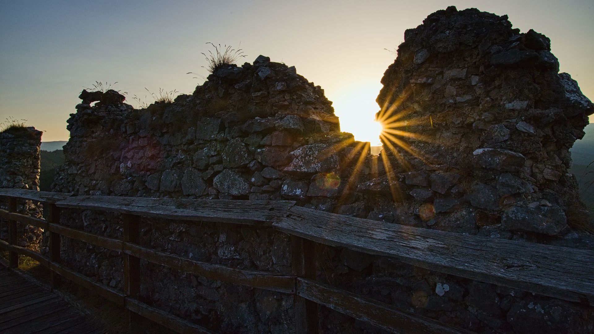 východ slnka z hradných múrov muránskych