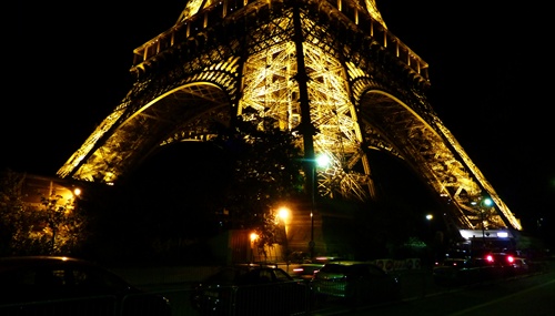 Eiffelová veža v noci