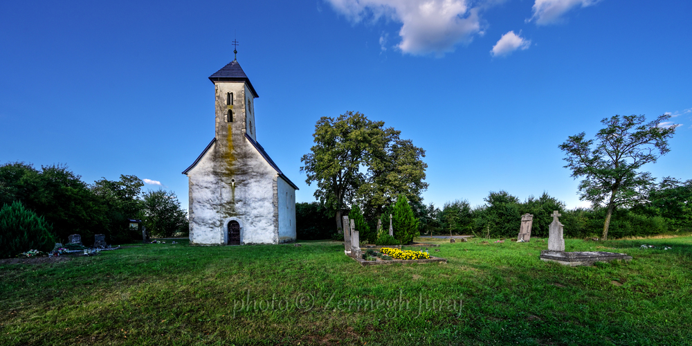 Pominovec. Románsky kostolík z 12 st. - pano