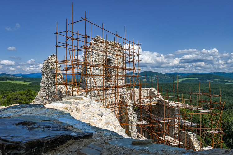 Hrušov v klietke lešenia...