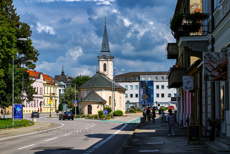 Trenčín: Námestie a kostolík Sv. Anny