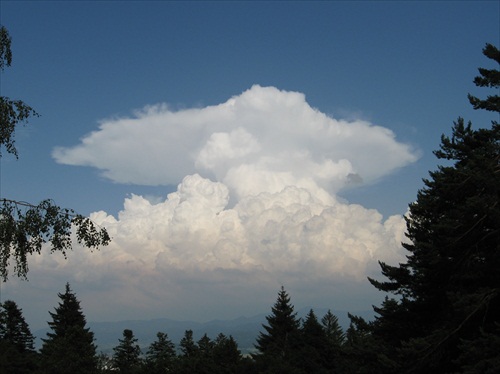 Obrovsky oblak nad V.Fatrou.