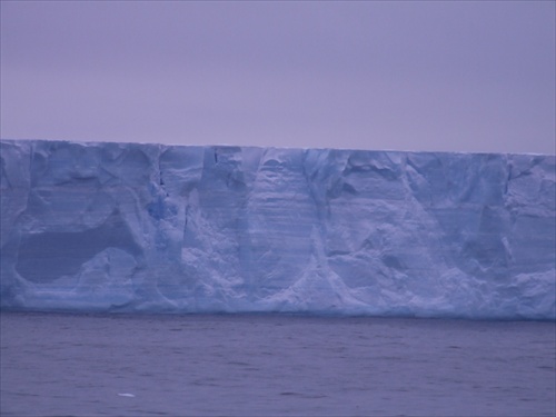 40 metrov vysoká plávajúca-ľadová hradba