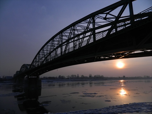 západ slnka pri moste