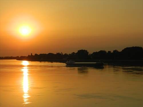 západ slnka nad Dunajom v Komárne
