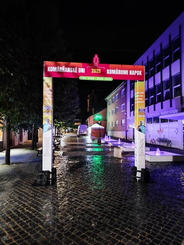 Atmosféra festivalu v noci