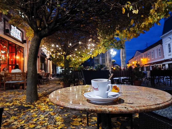 Pri káve s atmosférou jesene