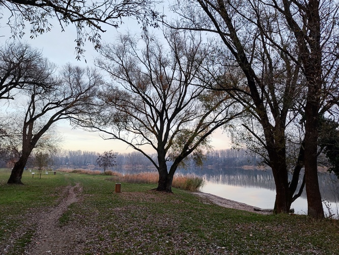 Půjdu já matičko k jezeru...