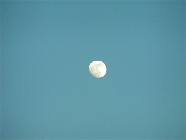 Mesiac cez deň