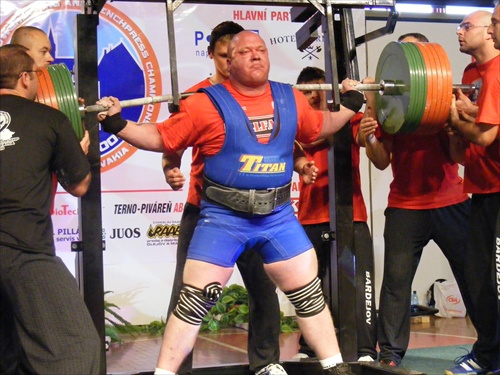 Svetový rekord v drepe Fín Rantanen 500,5 kg