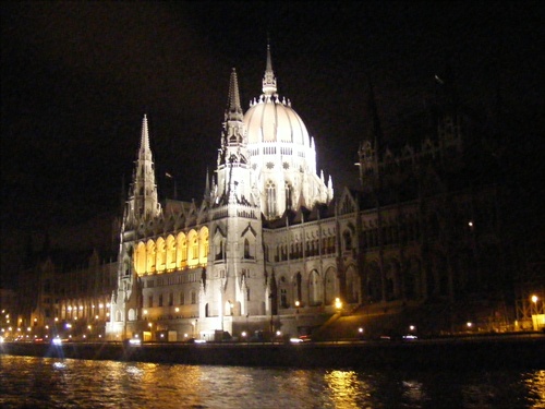 Parlament v noci