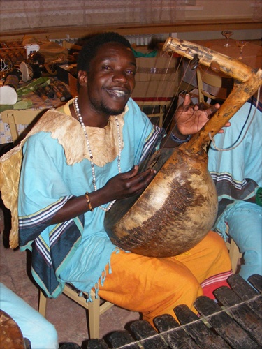 Hudobník s keňskou lýrou