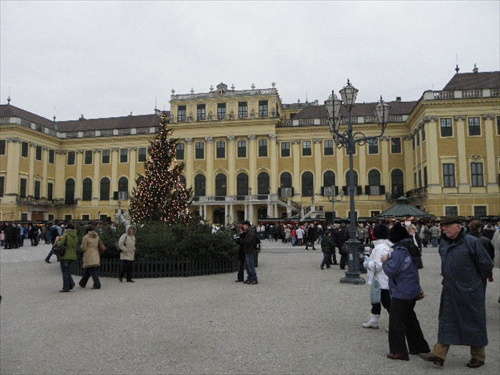 Zámok Schönbrunn v predvianočnej nálade