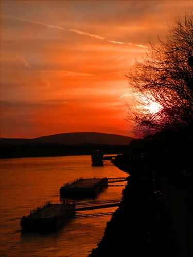 Zapad slnka nad Dunajom