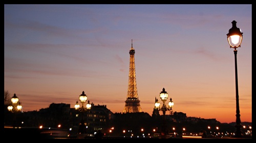 Osvietena Eiffelova veža