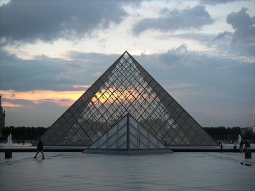 Pyramída v Louvre