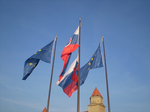 vlajky pri parlamente