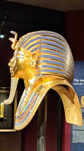 Posmrtná zlata maska Tutankhamon