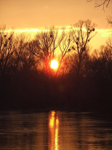 slnko sa lúči nad Dunajom