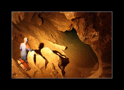 potapač v jaskyni