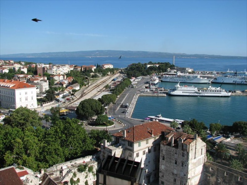 Vtacii pohlad na pristav v Splite