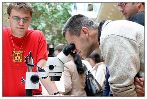 Pohľad do mikroskopu - Aupark