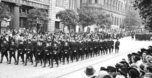 Gardisti pochodujú, 1944